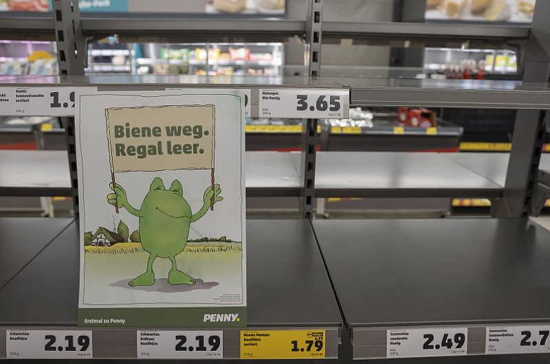 Im Penny-Markt in Hannover wurden alle Produkte mit Bienenbeteiligung aus den Regalen genommen / Foto © REWE GROUP Im Penny-Markt in Hannover wurden alle Produkte mit Bienenbeteiligung aus den Regalen genommen / Foto © REWE GROUP