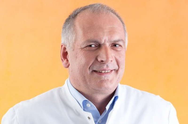 Dr. Frank Linke. Chefarzt der Kinderchirurgie am SRH Zentralklinikum Suhl Dr. Frank Linke. Chefarzt der Kinderchirurgie am SRH Zentralklinikum Suhl