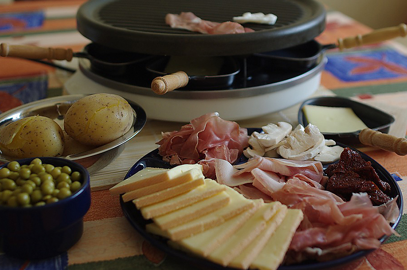 Da wird jeder schwach: Raclette mit Fleisch, Gemüse und Käse. Symbolbild: Pixabay