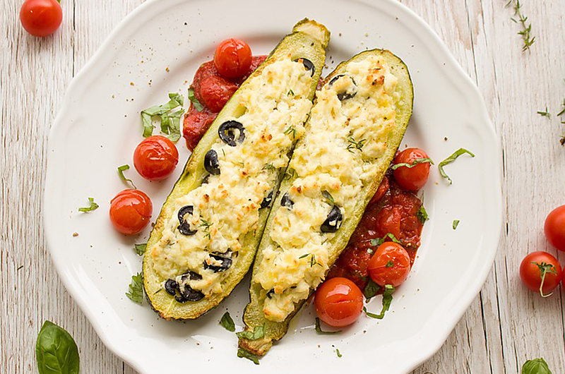 Wer möchte, kann seine Zucchini-Boote auch mit Oliven und Tomaten spicken. Symbolbild: Pixabay