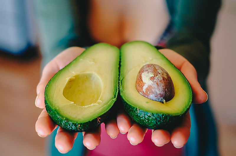 Am besten die Avocado längs in zwei Hälften schneiden, rät Wenke Weber! Foto: Pixabay Am besten die Avocado längs in zwei Hälften schneiden, rät Wenke Weber! Foto: Pixabay