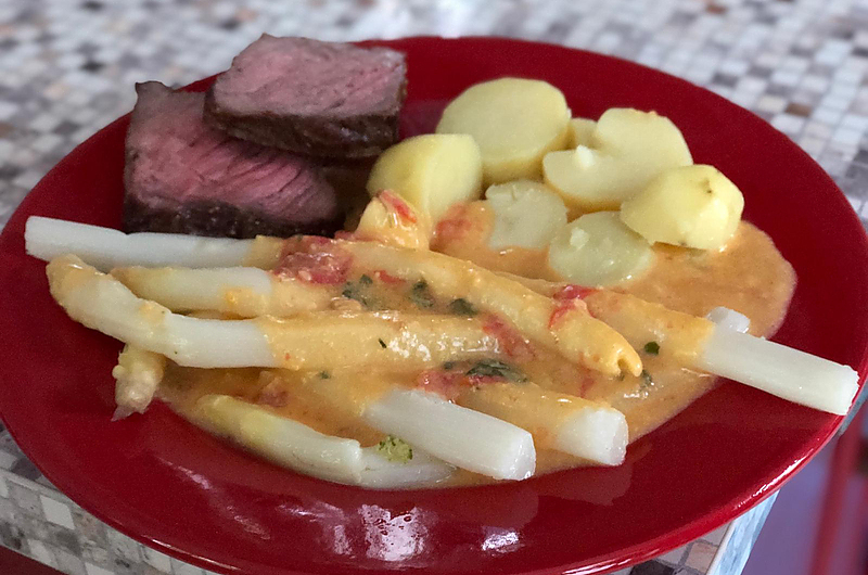 Eine Variante der Holländischen Sauce ist die Choronsauce (Sauce choron), auch Aurora-Sauce, bei dieser Sauce wird etwas Tomatenmark hinzugegeben. Foto: Wenke Weber Eine Variante der Holländischen Sauce ist die Choronsauce (Sauce choron), auch Aurora-Sauce, bei dieser Sauce wird etwas Tomatenmark hinzugegeben. Foto: Wenke Weber