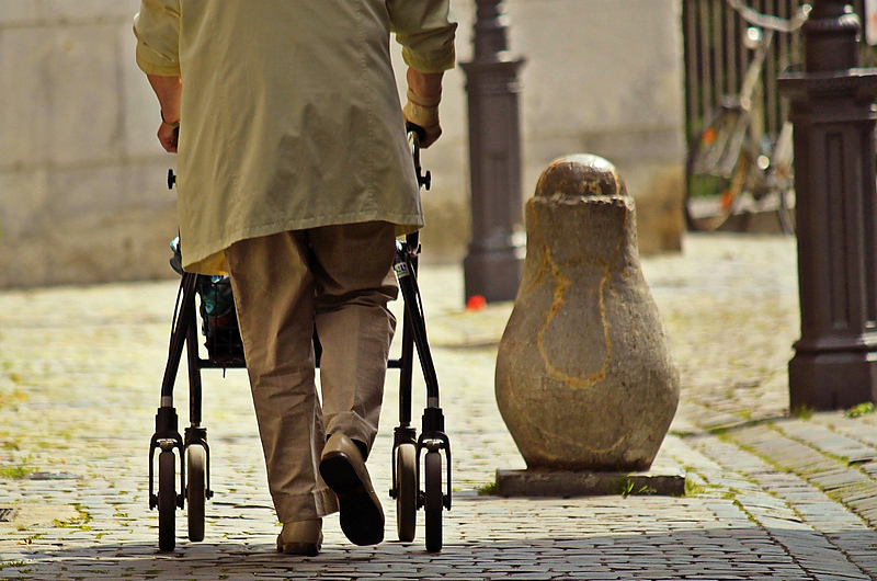 Ältere Menschen stürzen häufiger. Aber sie können einiges tun, damit es gar nicht erst soweit kommt. Foto: Pixabay Ältere Menschen stürzen häufiger. Aber sie können einiges tun, damit es gar nicht erst soweit kommt. Foto: Pixabay