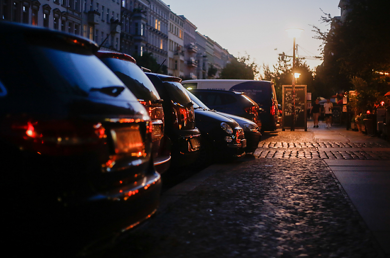Archivfoto 2018: Geparkte Autos am Straßenrand - Foto: Gerald Matzka/dpa Archivfoto 2018: Geparkte Autos am Straßenrand - Foto: Gerald Matzka/dpa