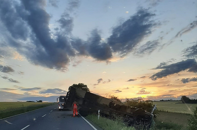 Erfurt: LKW bei Waltersleben umgekippt - Foto: Landespolizeiinspektion Erfurt