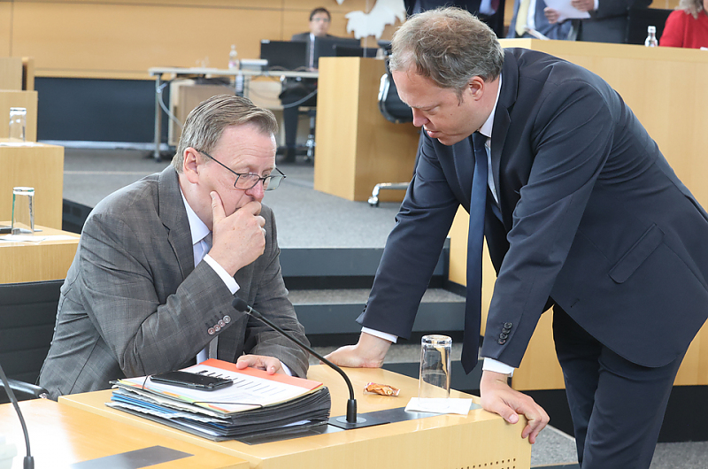 Erfurt: Bodo Ramelow (l), (Die Linke), Ministerpräsident von Thüringen und Mario Voigt (CDU), Fraktionsvorsitzender im Thüringer Landtag, sprechen vor Beginn einer Sondersitzung des Thüringer Landtags im Plenarsaal miteinander - Foto: Bodo Schackow/dpa