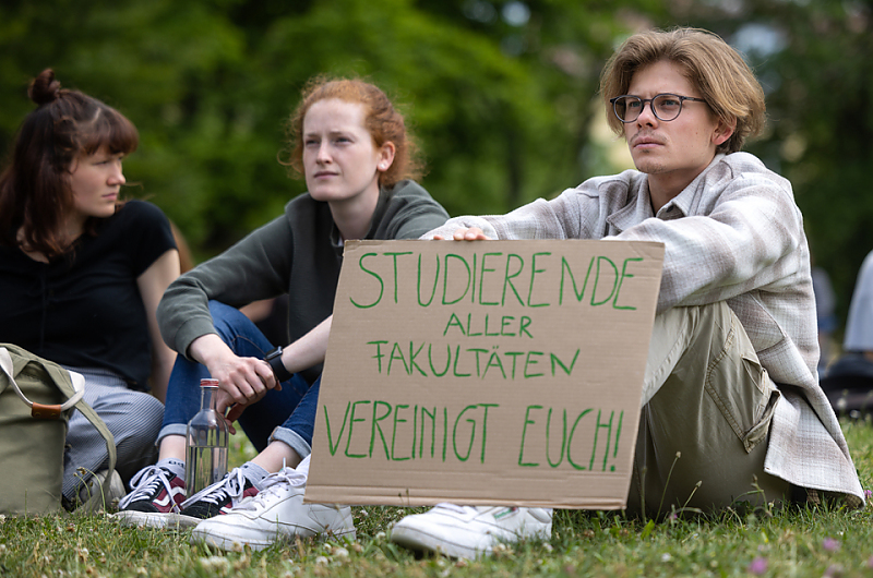 Studierende der Universität Erfurt demonstrieren auf dem Campus mit Schildern gegen die Sparmaßnahmen infolge eines Haushaltsdefizits - Foto: Michael Reichel/dpa