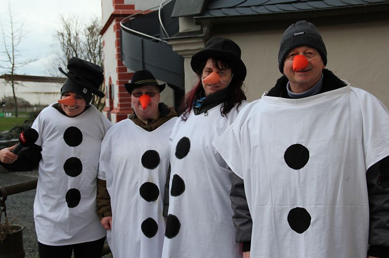 Die Schneemänner in Weida mit AT-Reporterin Maribel de la Flor (links)