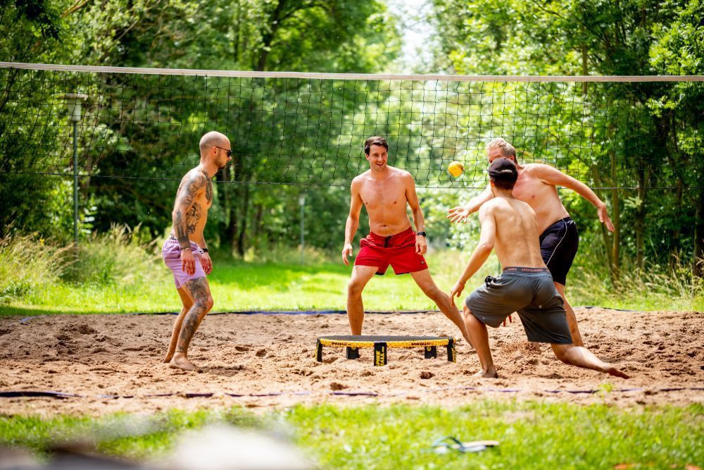 Sand zwischen den Zehen hat man hier beim Volleyballspielen auf jeden Fall. Bild: Naturresort Bebraer Teiche - Webseite 